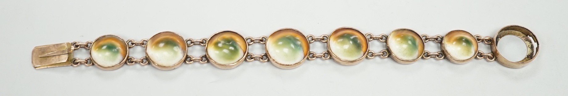 An early 20th century yellow metal and shell set bracelet (clasp shell missing), approx. 18cm, gross weight 26.8 grams.